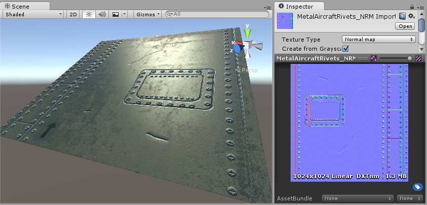 Los tornillos, surcos y rasguños se definen en un normalmap, el cual modifica cómo la luz refleja la superficie de este plano bajo-poly, dando la impresión de un detalle en 3D. Al igual que con los remaches y tornillos, una textura nos permite incluir mucho más detalle como rasguños y golpes sutiles.